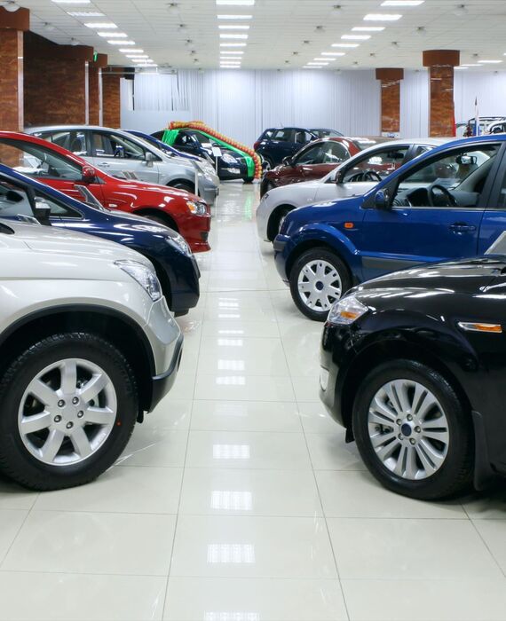 自動車販売店の店内