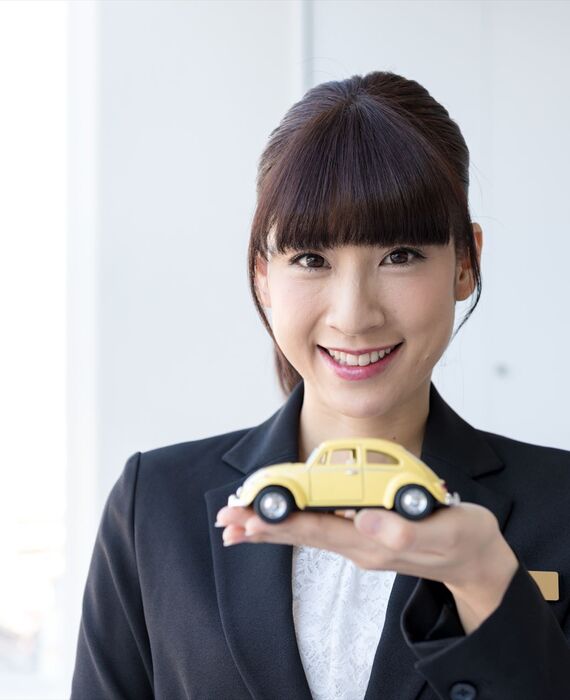 自動車の販売女性スタッフ